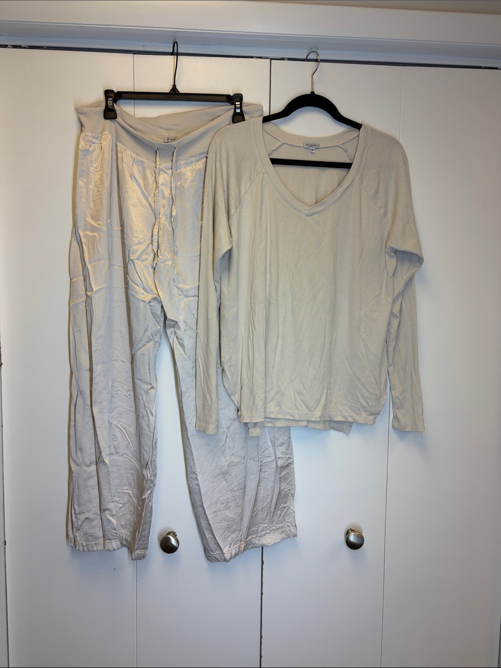 Cozy Women's Long-Sleeve V-Neck Top & Lounge Pants Set - Cream
